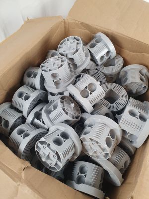 une boîte en carton remplie de roues en plastique et de roues