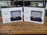 deux boîtes contenant chacune un tourne-disque