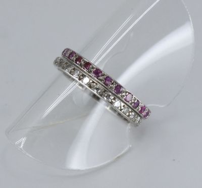 Deux alliances en platine serties de diamants pour l'une, ru…