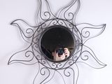 un homme se prenant en photo dans le miroir
