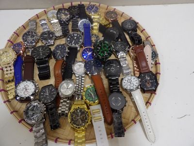 beaucoup de montres posées sur un plateau sur la table