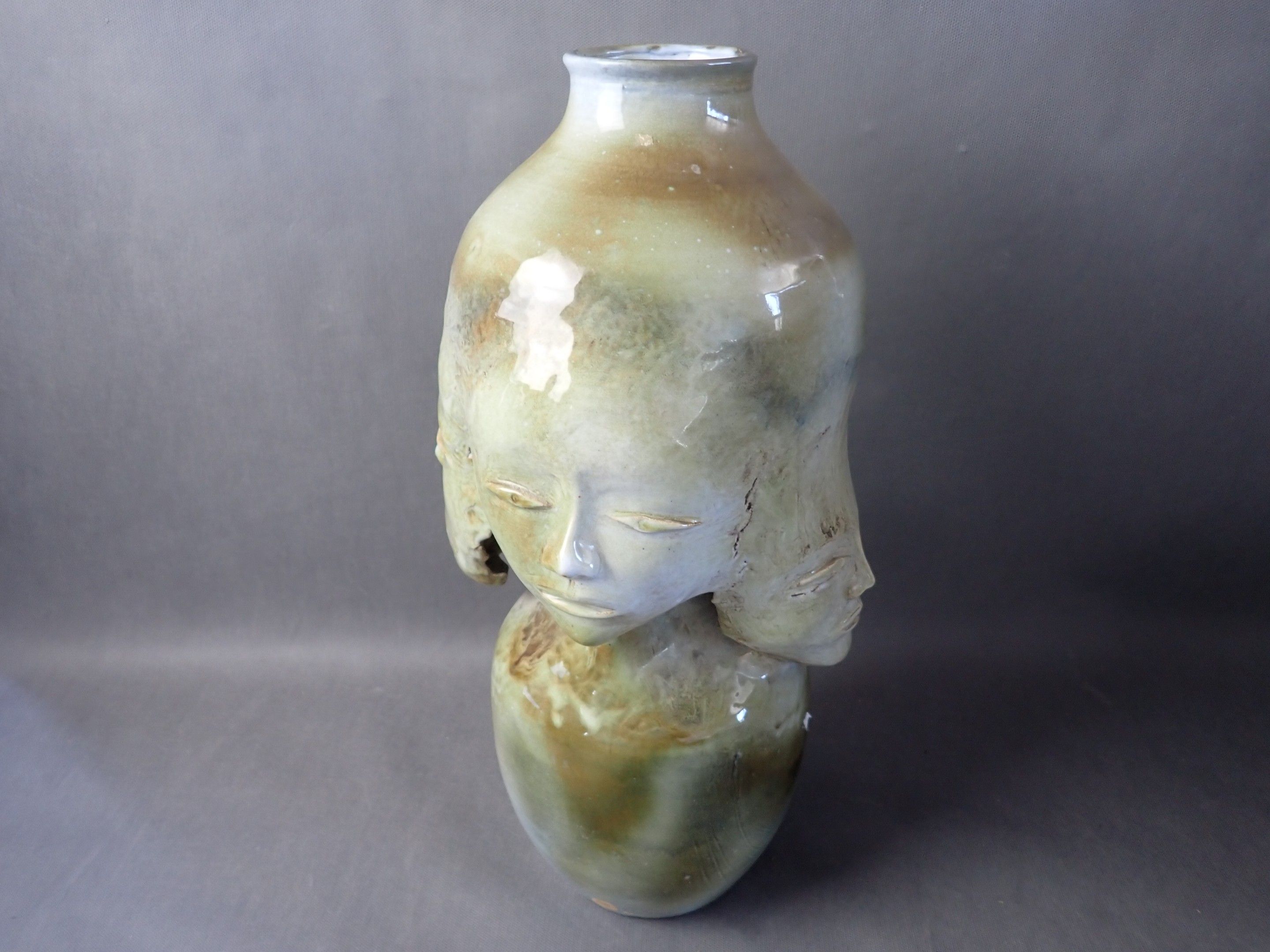 Vase en grès à décor de visage, H 46 cm, signé