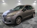 la photo d'une voiture argentée garée dans un garage