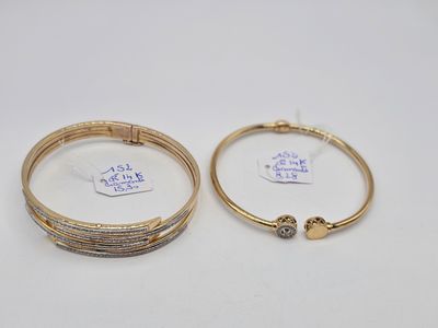 deux bracelets en or sertis de diamants