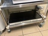 un micro-ondes posé sur un chariot dans la cuisine