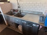 un évier en inox et un lave-vaisselle dans une cuisine