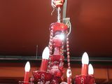 un lustre rouge suspendu au plafond d'une pièce