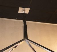 Paire d'étagères avec fixation au plafond, en métal chromé e… (photo 3)