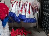 Plusieurs pompons rouges, blancs et bleus sont exposés dans une pièce.