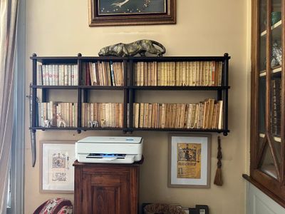 une imprimante posée sur une armoire dans un salon
