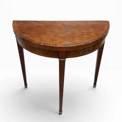 une petite table avec un plateau et des pieds en bois, sur fond blanc