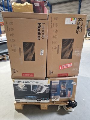 boîtes empilées les unes sur les autres sur une palette dans un entrepôt