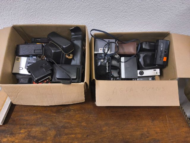 Lot de deux cartons d’appareils photos, joint une caméra Bolex
