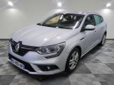 la voiture blanche est garée sur le sol à carreaux d'un garage