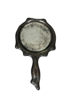 un miroir accroché au mur et muni d'une poignée