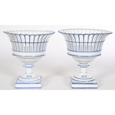 une paire de vases bleus et blancs posés sur une table blanche