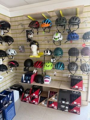 Il y a de nombreux casques accrochés au mur dans ce garage.