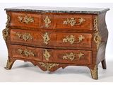 une commode surmontée d'un plateau en marbre