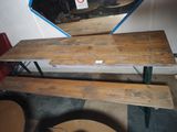 un banc en bois et un miroir dans une pièce