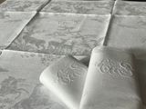 deux serviettes posées sur une table