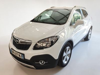 La voiture blanche est garée sur le sol blanc de la pièce.