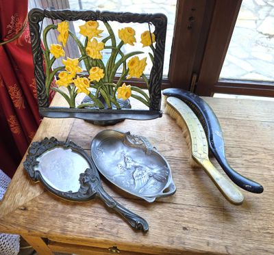 une table sur laquelle se trouvent un miroir, une banane et d'autres objets