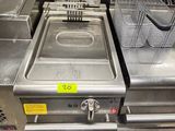 deux friteuses posées sur le comptoir de la cuisine