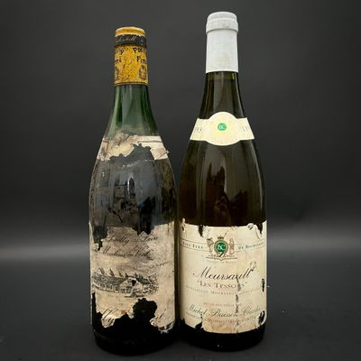 deux bouteilles de vin posées l'une à côté de l'autre sur une table