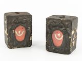 deux morceaux de savon sur lesquels est dessiné un smiley