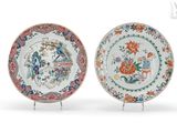 paire d'assiettes chinoises de style « famille » ornées de fleurs et d'oiseaux