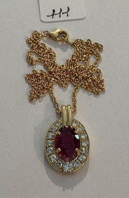 Chaîne en or jaune, soutenant un Pendentif ovale en or, sert…