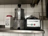 une étagère métallique sur laquelle sont posés quelques produits alimentaires