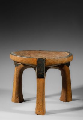 un petit tabouret en bois à deux pieds avec une assise en bois