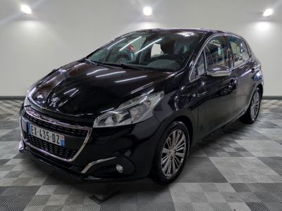 la voiture noire est garée sur un sol en damier dans le garage