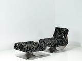 une chaise et un pouf à motif zébré dans un coin de la pièce