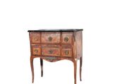 une photo d'une petite commode en bois
