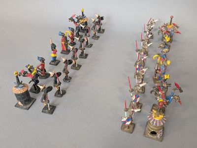 un grand nombre de figurines posées sur une table