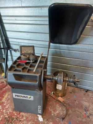 une machine posée sur le sol dans le garage