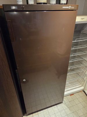 un réfrigérateur posé dans un coin de la cuisine