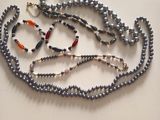 une photo d'une photo représentant un collier de perles posé sur une table