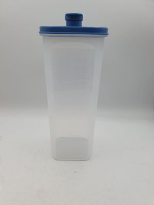 un récipient en plastique avec un couvercle bleu posé sur une surface blanche