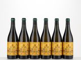 six bouteilles de vin sont alignées sur une table