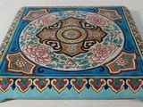 une table bleue ornée d'un motif décoratif