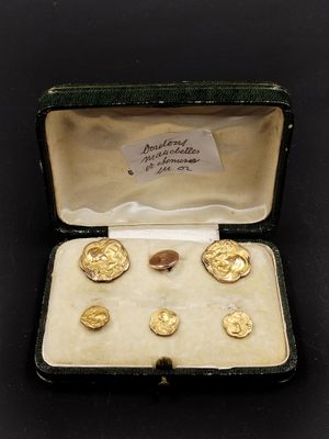 une petite boîte contenant des pièces d'or