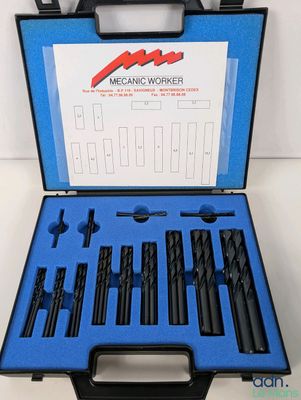un jeu de forets rangés dans un coffret posé sur une table