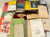 un grand nombre de livres empilés les uns sur les autres