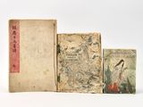 trois livres superposés sur une surface blanche