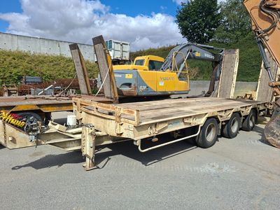 un camion équipé d'une benne à l'arrière