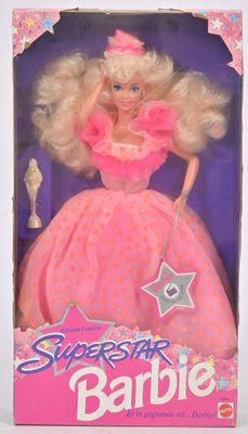 un gros plan d'une poupée Barbie dans une boîte posée sur une surface blanche