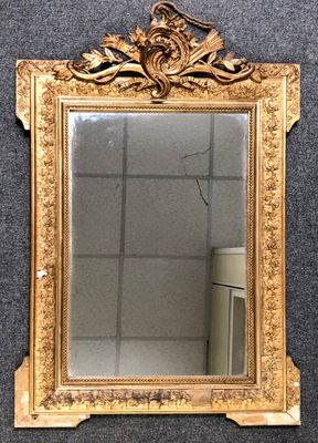 Miroir en bois et stuc doré à décors de rinceaux et fronton …